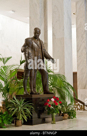 Statue von Milton Hershey und ein Student in Gründer Hall an der Milton Hershey School in Hershey, Pennsylvania Stockfoto