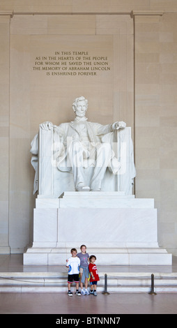 Washington DC - Sep 2009 - Touristen posieren für Fotos vor der Skulptur am Lincoln Memorial in Washington, D.C. Stockfoto