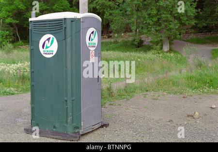 Nahaufnahme einer tragbaren Toilette auf einem öffentlichen Parkplatz Stockfoto