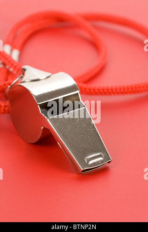 eine Pfeife mit rotem Hintergrund Stockfoto