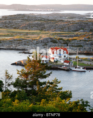 Abendlicher Blick bei Sonnenuntergang der historischen und autofreien Insel Marstrand in der Westküste Archipel, Schweden. Lackiertes Holz- Häuser mit roten Ziegeldächern. Stockfoto