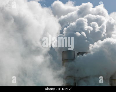 Viel Dampf kommt aus dem Kamin des Svartsengi geothermischen Kraftwerks in der Nähe von Grindavik, südlich von Reykjavik. (High Res.) Stockfoto