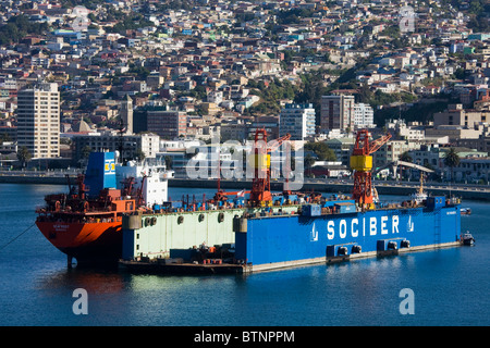 Schwimmende Trockendock im Hafen von Valparaiso, Chile, Südamerika Stockfoto