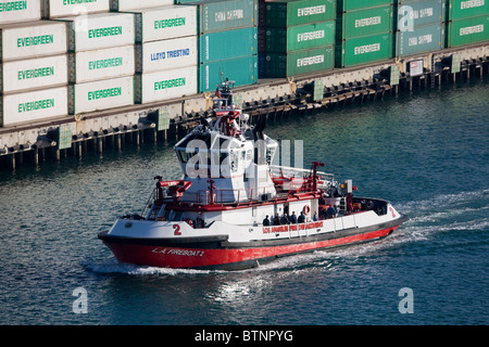 Löschboot & Containerhafen in San Pedro, Los Angeles, Kalifornien, USA Stockfoto