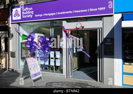 Safran Building Society Lokale Niederlassung Eröffnung Event Shop Dekoration Fassade nach Renovierung in High Street Brentwood Essex England Großbritannien Stockfoto