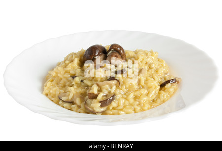 Teller mit Risotto mit Pilzen isoliert auf weißem Hintergrund mit Beschneidungspfad Stockfoto