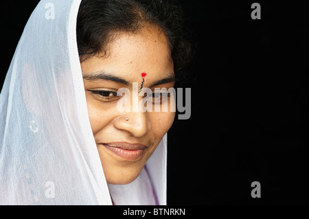 Junge indische Frau in einen weißen Schleier portrait. Indien Stockfoto