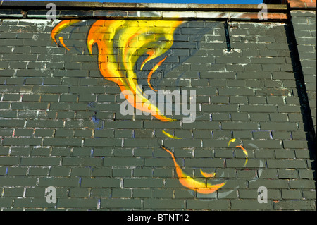 Graffiti mit Flammen auf einen dunklen Stein Wand in München, Deutschland Stockfoto