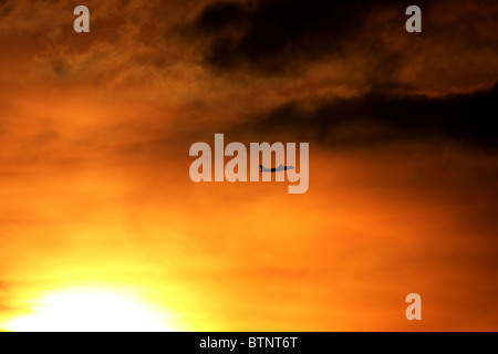 Ausgangspunkt für diese Aurigny ATR 72 Silhouette gegen die untergehende Sonne am späten Abend Stockfoto