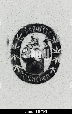 Schablone / Graffiti zeigt der Fanciscaner Mönch zusammen mit den Worten zu legalisieren & München auf eine helle Wand in Schwabing, München Stockfoto