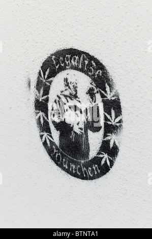 Schablone / Graffiti zeigt der Fanciscaner Mönch zusammen mit den Worten zu legalisieren & München auf eine helle Wand in Schwabing, München Stockfoto