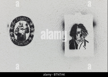 Schablone / Graffiti zeigt ein Fanciscaner Mönch zusammen mit den Worten zu legalisieren & München und ein Porträt von Beethoven an einer Wand Stockfoto