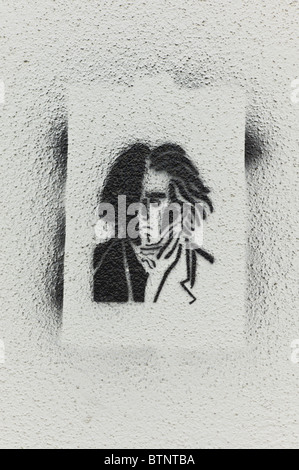 Schablone / Graffiti zeigt ein Porträt von Beethoven auf eine helle Wand in Schwabing, München Stockfoto