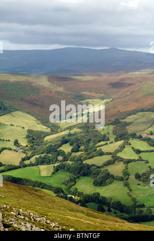 Das Tal der Grwyney und den schwarzen Bergen der Zuckerhut Mynydd Pen-y-Herbst Abergavenny, Monmouthshire Wales Stockfoto