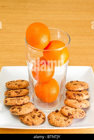 Pint Orange mit chocolate Chip cookies Stockfoto