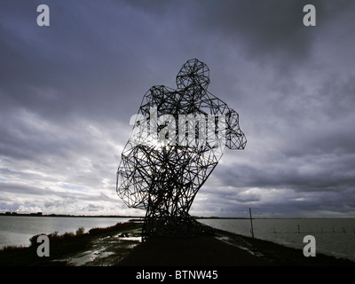 Antony Gormley neue Skulptur namens Exposition am Deich in Lelystad in den Niederlanden Stockfoto