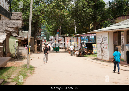 Hauptstraße durch Pinnawela, Sri Lanka Stockfoto