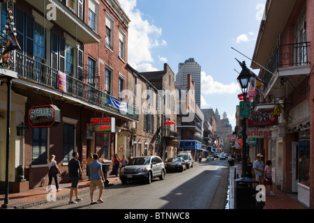 Bourbon Street mit dem Geschäftsviertel hinter French Quarter, New Orleans, Louisiana, USA Stockfoto