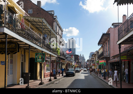 Bourbon Street mit dem Geschäftsviertel hinter French Quarter, New Orleans, Louisiana, USA Stockfoto