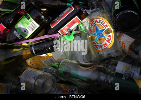 Flaschen in überspringen außerhalb Wirtshaus für das recycling. Stockfoto