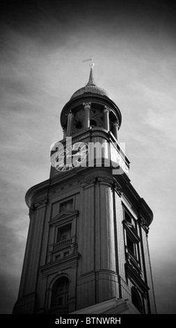 Der 132 m hohe barocke Turmspitze, bedeckt mit Kupfer, ist ein hervorstechendes Merkmal der St. Michaelis Kirche in Hamburg, Deutschland. Stockfoto