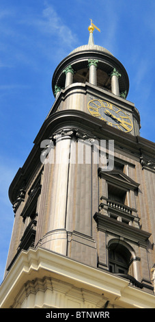 Der 132 m hohe barocke Turmspitze, bedeckt mit Kupfer, ist ein hervorstechendes Merkmal der St. Michaelis Kirche in Hamburg, Deutschland. Stockfoto