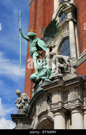 St. Michael Sieg über den Teufel über dem Haupteingang zeigen Skulpturen, die St.-Michaelis-Kirche in Hamburg, Deutschland. Stockfoto