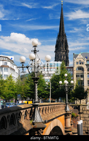 Aussicht vom Steigenberger Hotel (in der Nähe von Heiligengeistbruecke) in Richtung Gothic Revival der Nikolaikirche, Hamburg, Deutschland Stockfoto