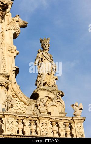 Eine Statue schmücken die Fassade der Basilika di Santa Croce, Lecce, Apulien, Italien Stockfoto