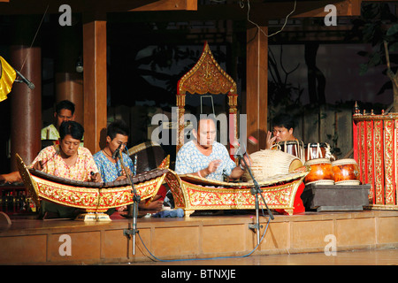 Traditionelle Thai-Musik-Band spielt Musik auf der Bühne. Bangkok, Thailand, September 2010 Stockfoto