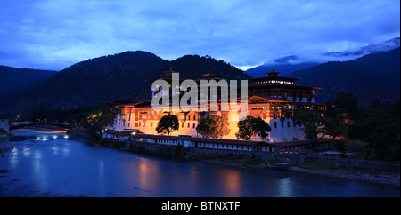 Punakha Kloster, Bhutan im Morgengrauen Stockfoto