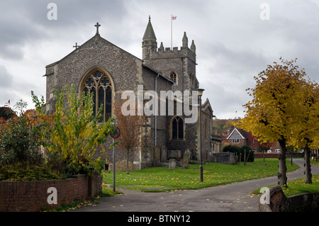 Das Gelände und Fußweg durch eine Allee von Herbst Bäume bei St Marys Pfarrei Kirche von Amersham Buckinghamshire UK Stockfoto