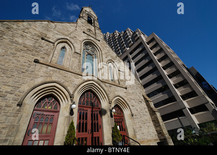 Die Kirche des Erlösers, umgeben von modernen Wohnblocks an der Ecke der Avenue Road und Bloor in Toronto Kanada Stockfoto