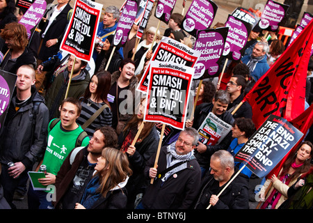 Tausende von Anhängern der United gegen Faschismus (UAF) und Liebe Musik hasse Rassismus März durch Central London. Stockfoto