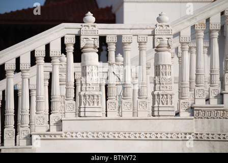 Aufwendige handgeschnitzte Marmor Geländer, Teil des Shri Swaminarayan Mandir Komplex in Toronto Ontario Kanada Stockfoto