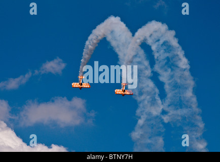 Die Breitling Wingwalking Display Teams und ihre Boeing Stearman Flugzeuge in Duxford Flying Legends Airshow, Juli 2010. Stockfoto