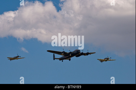 Eine Eskorte für die Lancaster-Bomber von einem Hurrikan und einer Spitfire in Duxford Flying Legends Airshow, Juli 2010. Stockfoto