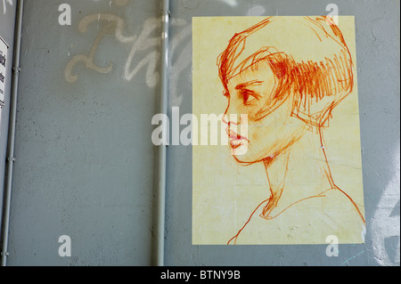 Plakatkunst zeigt ein Porträt einer Frau mit kurzen Haaren, Berlin-Mitte, Deutschland Stockfoto