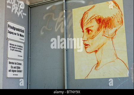 Plakatkunst zeigt ein Porträt einer Frau mit kurzen Haaren, Berlin-Mitte, Deutschland Stockfoto