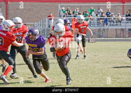 Jugend American Football mit Spielern, Spielen und einer trägt Ball Stockfoto