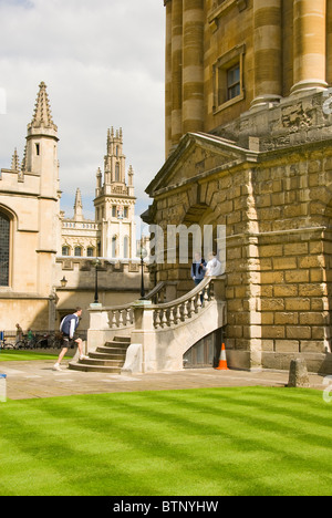 Bodleian Library, Radcliffe Camera, Universitätsbibliothek, All Souls College im Hintergrund, Oxford, Oxfordshire, Vereinigtes Königreich Stockfoto