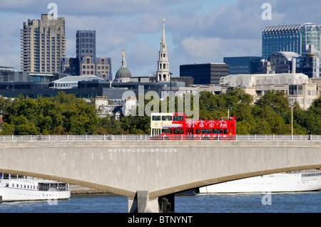 Zeichen der Waterloo Bridge und London-Tour-bus Stockfoto