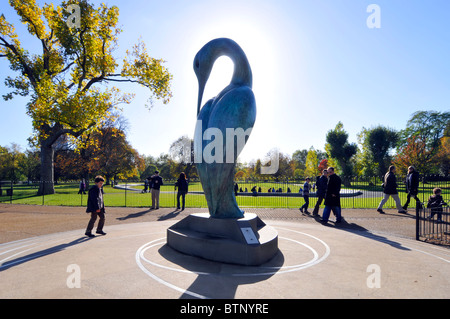 Bronze-Isis Skulptur Sammlung Box und Spende Plaketten für die Royal Parks Stiftung Prinzessin Diana Memorial Garten jenseits Stockfoto