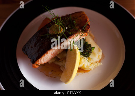 Gegrillter Lachs serviert auf Kartoffelpüree mit gebratenem Gemüse an der gehängte, Irland Stockfoto