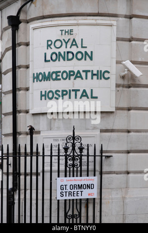 Das Royal London Homeopathic Hospital Zeichen in Great Ormond Street London England Großbritannien (jetzt Royal London Hospital for Integrated Medicine) Stockfoto