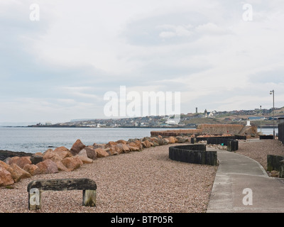 Waterfront-Spaziergang am Hafen mit Macduff gesehen über dem Wasser, Banff, Aberdeenshire, Schottland, Vereinigtes Königreich Stockfoto