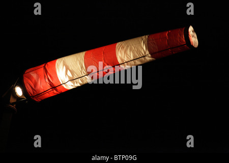 Windsack an einer dänischen Autobahnbrücke bei Nacht Stockfoto