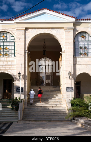 Eingang zum Hof der Kirche der Metamorphose, die älteste Kirche in Ermoupoli, griechischen Kykladen Insel Syros gewölbt. Stockfoto