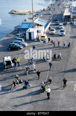 Reisende, die Einschiffung auf eine Fähre in den Hafen von Hora, auf den griechischen Kykladen Insel Naxos. Stockfoto