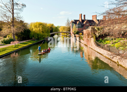 Clair College und den Rücken auf dem Fluss Cam in Cambridge an einem lauen Sommerabend mit punt in der Ferne. Stockfoto